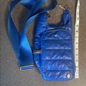 Wander Full hydro crossbody. Like new. Bright blue puffer.